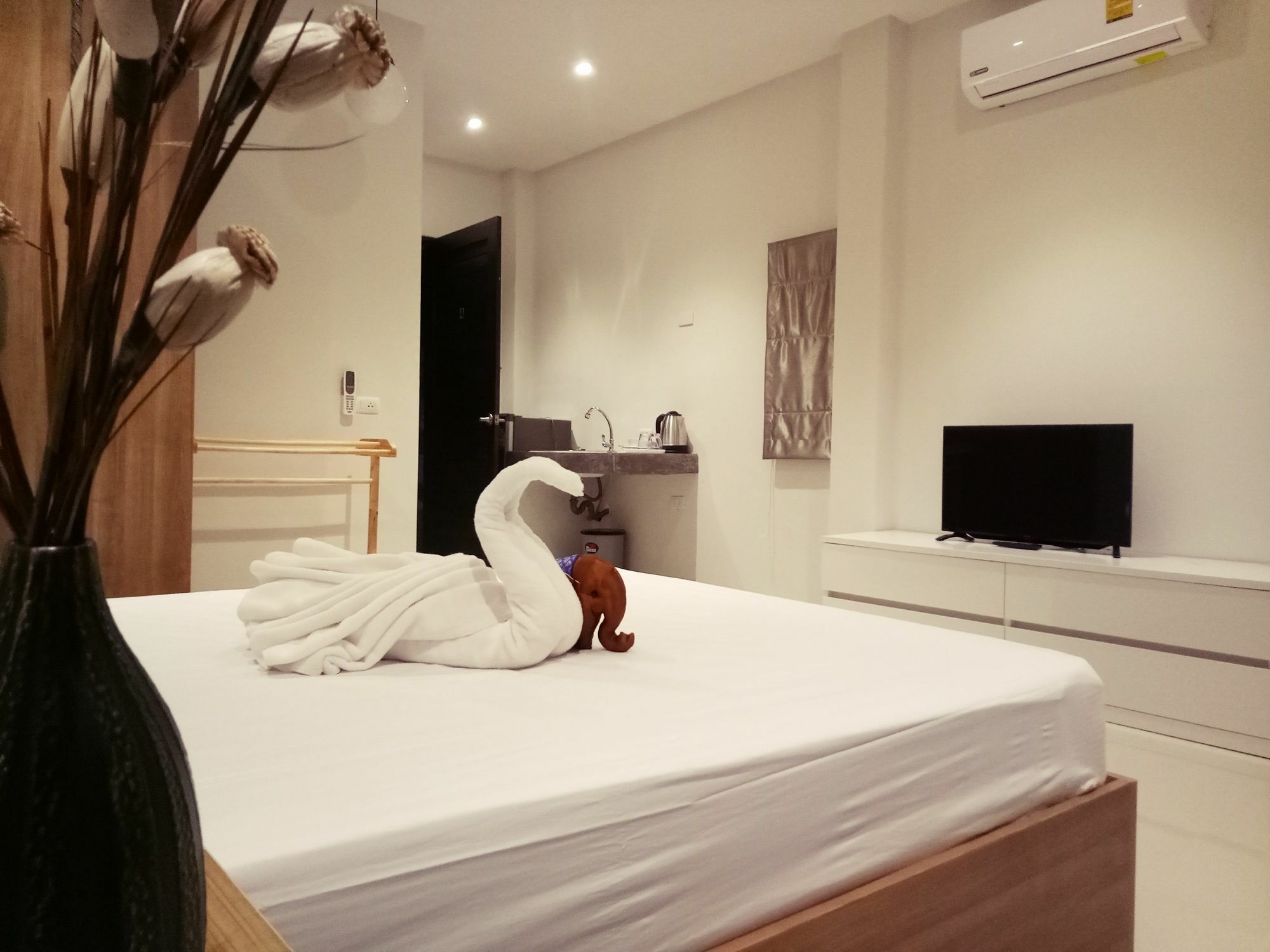 Baan Phunwanna Villa Ката Бийч Екстериор снимка