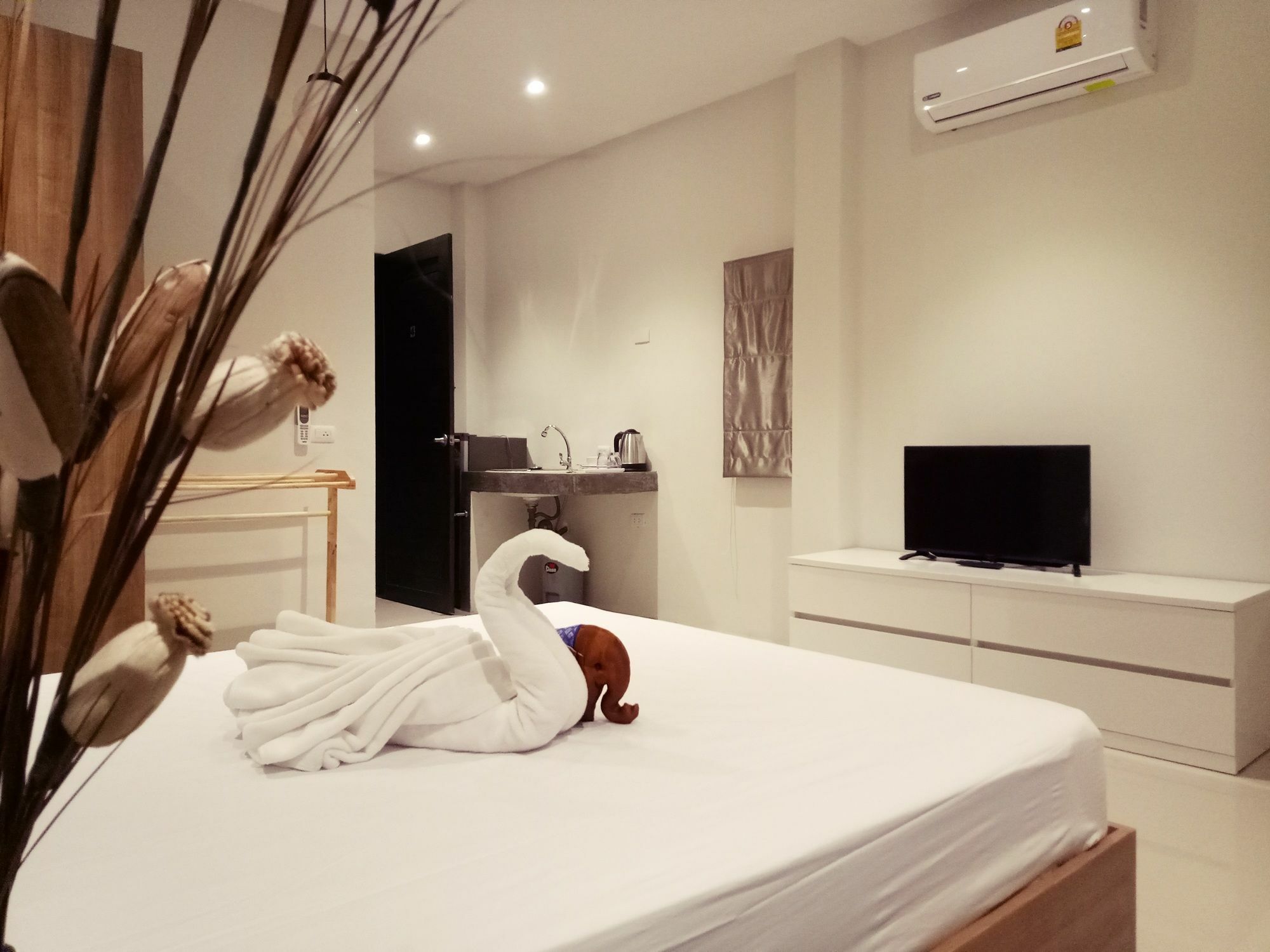 Baan Phunwanna Villa Ката Бийч Екстериор снимка